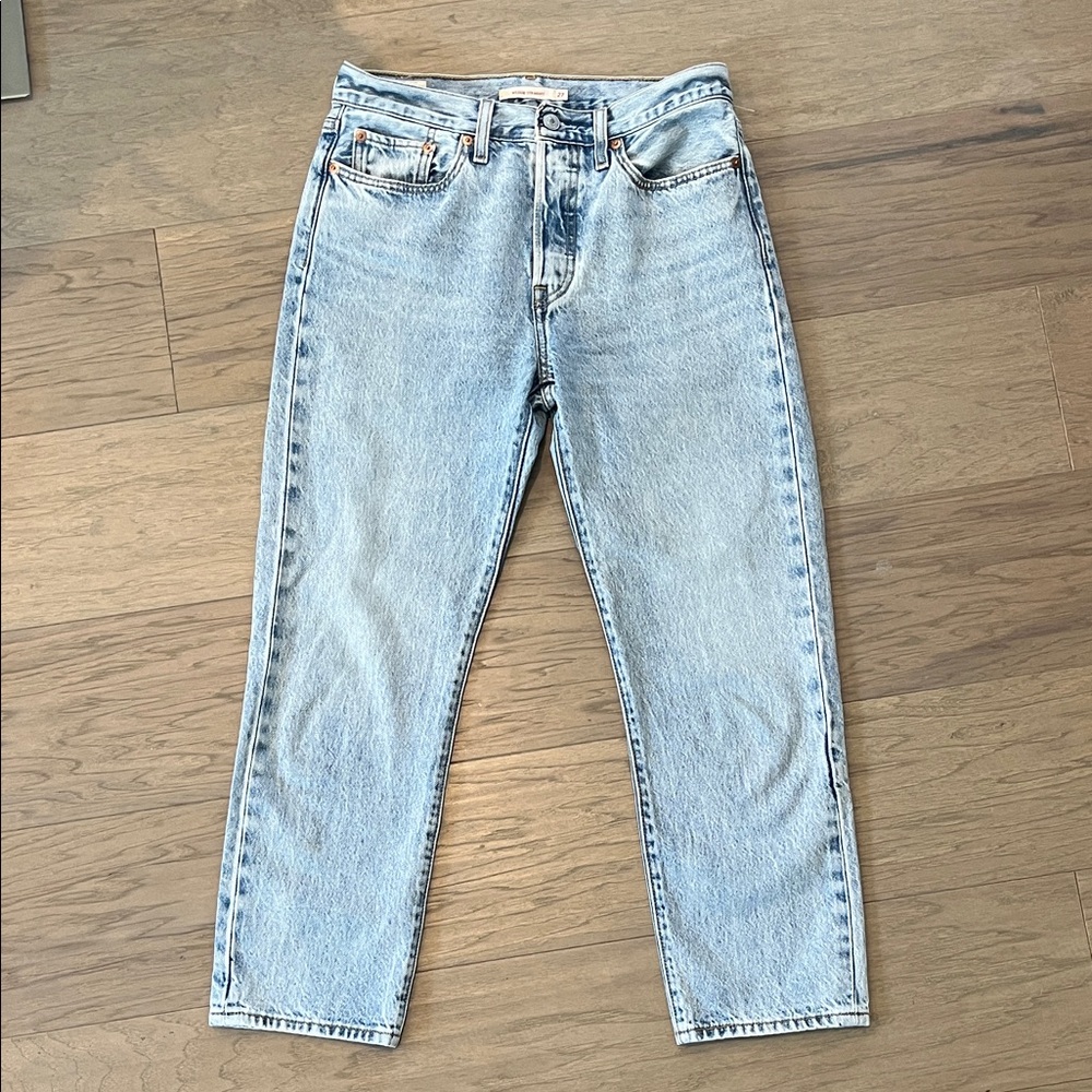 LEVI’s WEDGIE STRAIGHT  Sz 27  Light Blue  Jeans